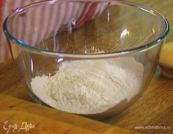 Оба вида муки вместе с солью просеять через сито.