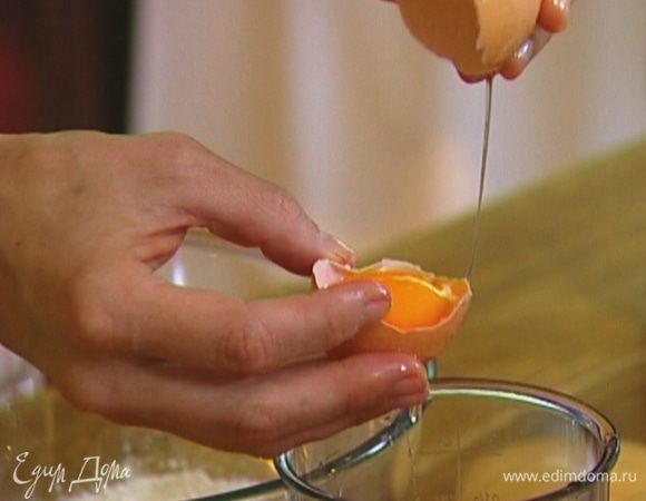 Желтки отделить от белков, белки отправить в холодильник.