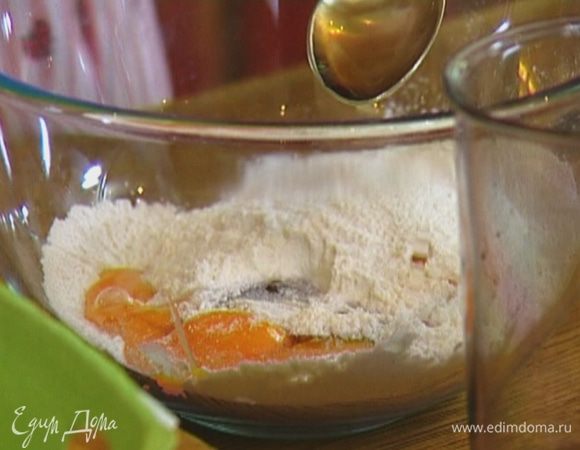  К муке добавить желтки, сахар и кленовый сироп, все перемешать. 