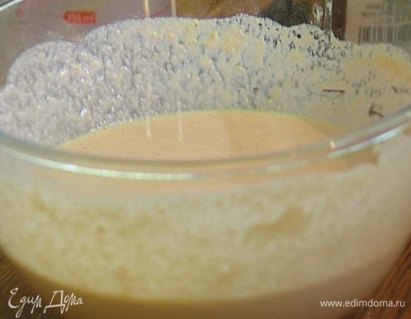 Небольшими порциями влить молоко, постоянно перемешивая тесто, — оно должно получиться гладким, без комочков.