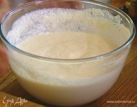 Белки взбить миксером в крепкую пену и вмешать в тесто.