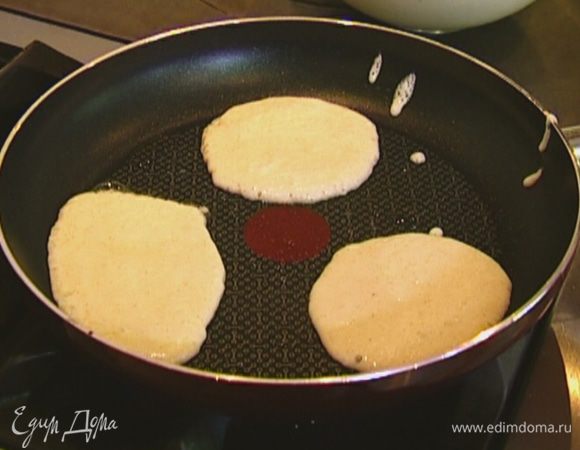 Разогреть в тяжелой сковороде оливковое масло и испечь оладьи.