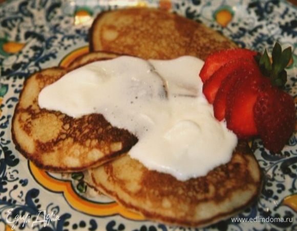 Подавать оладьи с клубникой и взбитыми сливками.