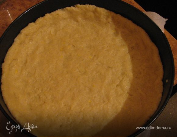 Песочное тесто раскатать и выложить в разъемную форму диаметром 26см,вылепить бортики высоттой 2см.