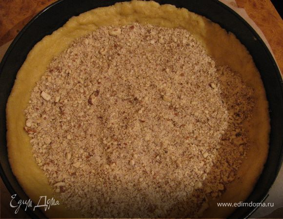 Посыпать молотым миндалем.