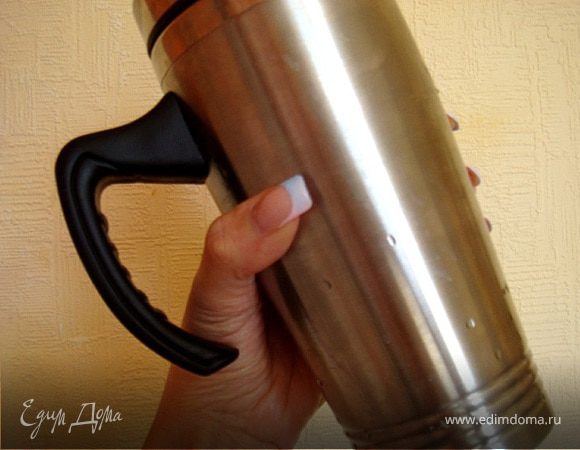 Приступим. Все очень легко и просто.
Один абрикос избавить от косточки и пюрировать.Второй абрикос нарезать дольками и сложить в бокал.
В шейкер или удобный стакан с крышкой (для того,чтобы взболтать коктейль) налить ром,вино, положить ложкой абрикосовое пюре и мед. Взболтать. Перелить в бокал (куда ранее резали абрикос) для коктейля.
