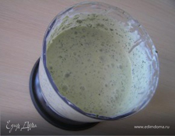 Добавить лимонный сок, сахарную пудру и йогурт, немного взбить. Подавать охлажденным.