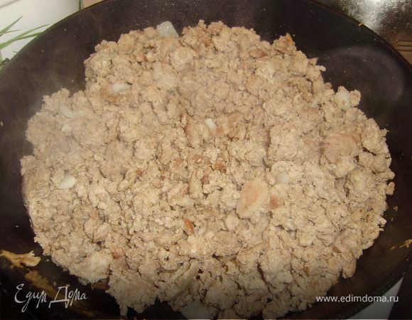 Обжариваем куриный фарш вместе с мело нарезанным репчатым луком, солим, перчим и добавляем специи...