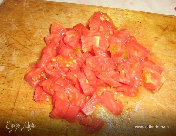 Помидоры бланшируем, снимаем кожицу и добавляем в фарш...