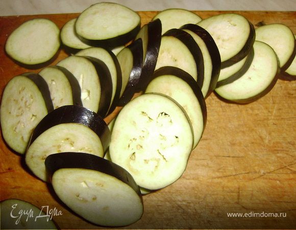 Баклажаны нарезаем кружочками, солим...и оставляем минут на 10.