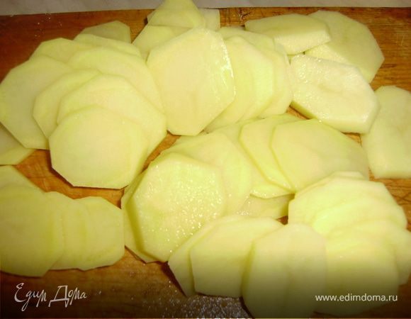 Чистим картофель и нарезаем тоненькими кружочками...