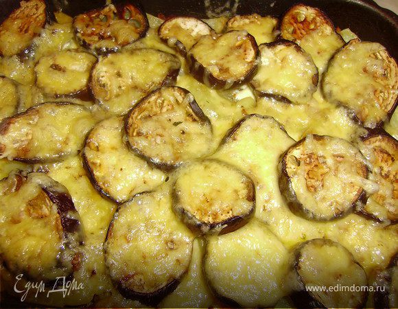 Натираем сыр на крупной терке..Грецкие орехи мелко нарезаем ножом...Сначала посыпаем орехами,затем сыром..еще минут 10.. и блюдо готово...Приятного аппетита..