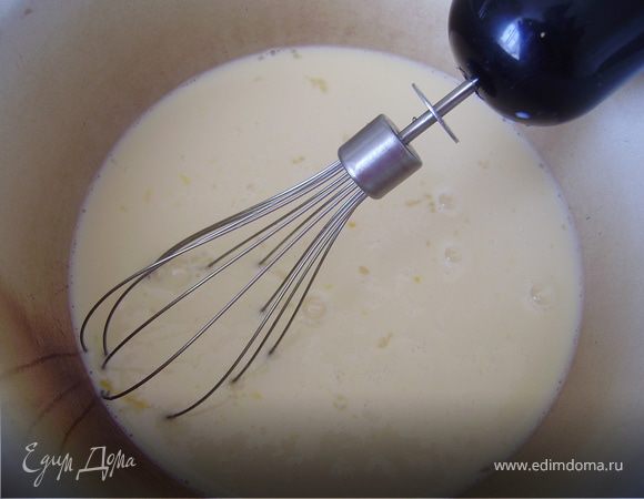 Сгущенное молоко, яйца и молоко смешать и хорошо сбить блендером до однородности..