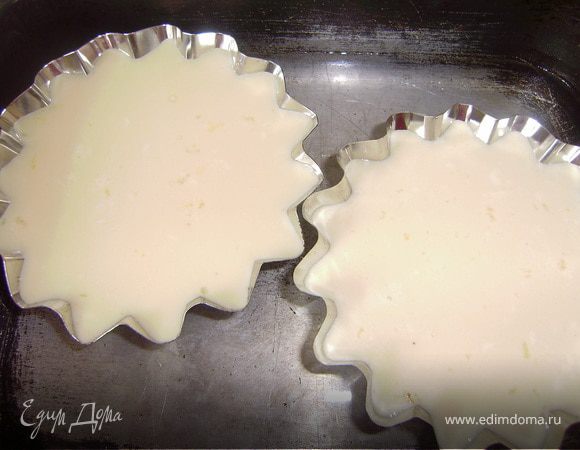 Далее берем формочки...В каждую вливаем по 2-3 ст.л. карамели, и осторожно вращая формочку распределяем карамель...Вливаем осторожненько яйчно-молочную смесь..Ставим формочки в глубокий противень...Доливаем на дно противеня воды на 1/3 от высоты формочек...