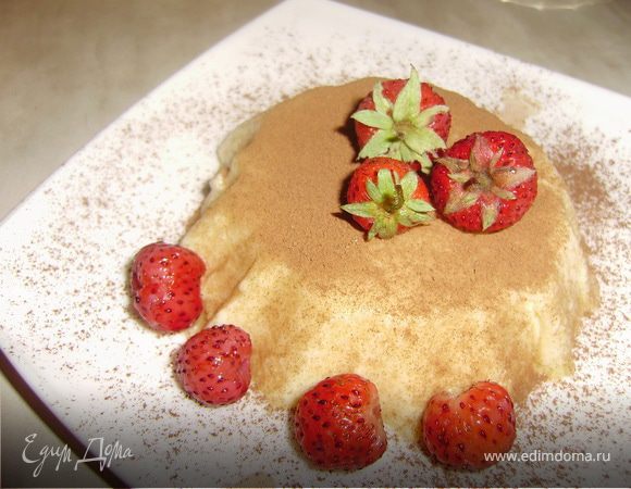 Разогреваем духовой шкаф до 180С и выпекаем флан около часа...Достаем из духовки...После флан необходимо остудить и на 2 часа поставить в холодильник....Затем каждую формочку переворачиваем на терелочку и украшаем по собственному желанию...Можно посыпать какао порошком и украсить клубничкой...