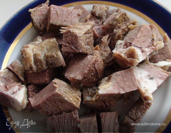 Отварить говядину. Порезать на небольшие кубики.
