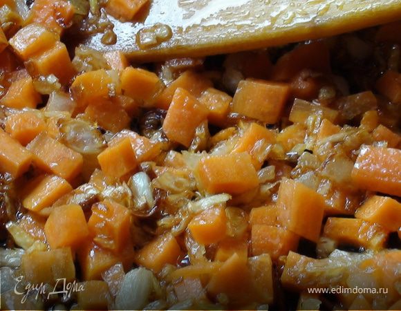 К луку добавить морковь и обжаривать минуту-две.