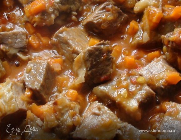 Добавить помидор и обжаривать на достаточно сильном огне приблизительно одну минуту.
Затем добавить мясо и обжаривать ещё две минуты.