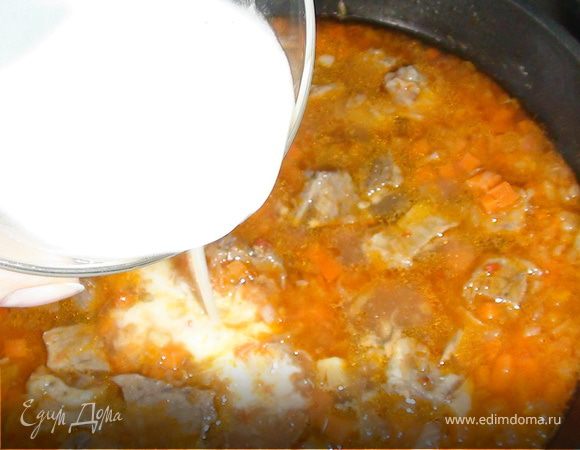 Когда морковь будет готова, муку развести бульоном или водой (на 1 ст.л. муки 50-70 мл. жидкости) и добавить к мясу,помешивая. 
Посолить, поперчить, добавить специи, довести до кипения и снять с огня.