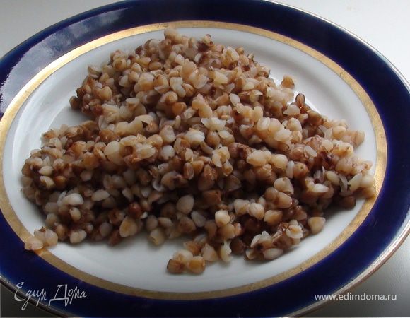 Параллельно приготовить гречку.