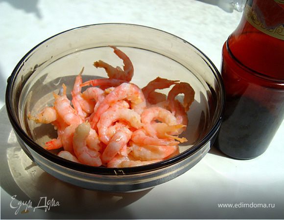 Креветки предварительно разморозить-очистить. Нам нужны только хвостики. Сложить в чашку-залить соевым соусом и посыпать перцем- перемешать и оставить настаиваться