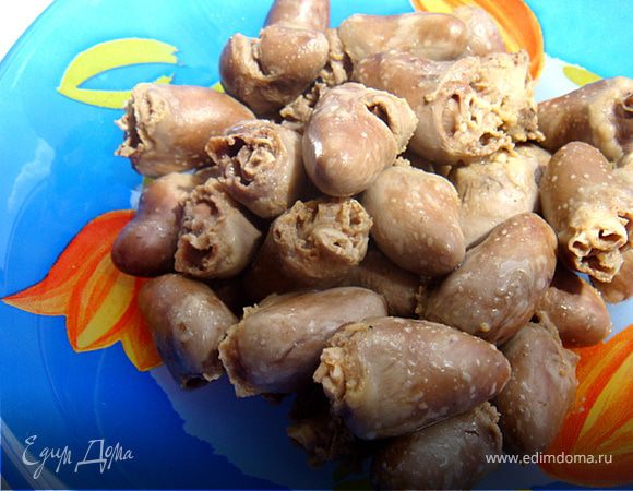 Сердечки промыть, очистить от пленок (если требуется) и от трахей.
Нагреть воду в кастрюльке, после закипания- засыпать немного соли и отварить в этой воде сердечки-15 минут. По истечении времени сердечки достать и остудить.
Пока сердца остывают-порезать лук мелко,чеснок раздавить и также порезать.
