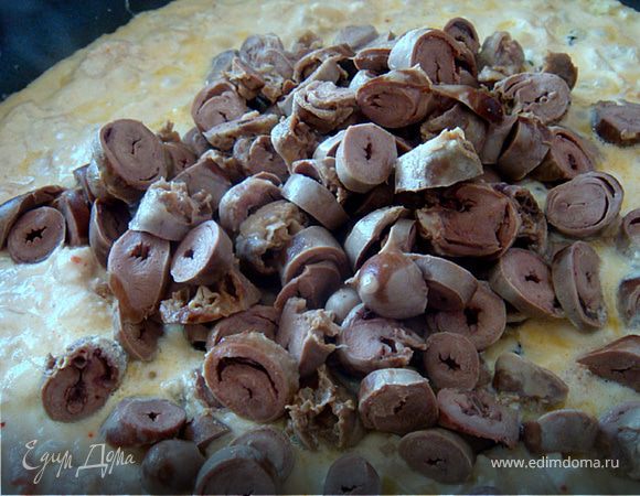 В соус добавить креветки- потушить минут 5. Добавить туда же сердечки и тушить еще минут 10 под крышкой.
