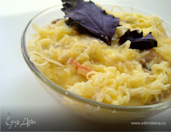 Сыр натереть на мелкой терке. Огонь выключить и засыпать в сковороду наш натертый сыр. Накрыть крышкой и дать расплавиться-настояться минут 5.
Подавать порционно в небольших глубоких тарелочках-креманках. Сверху украсить тертым сыром и базиликом.
Приятного аппетита!