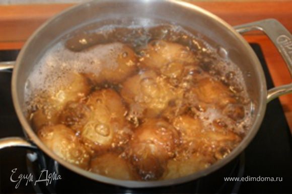 Картофель помыть и отварить в мундире до готовности. Остудить при комнатной температуре. Для теплого салата картофель оставить чуть теплым.