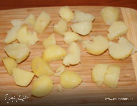 Картофель очистить от кожуры (но молодой картофель можно и не очищать - в этом случае салат только выиграет по своему внешнему виду и полезным свойствам). Порезать картофель средними кусочками, соразмеримыми с половинками помидоров черри.