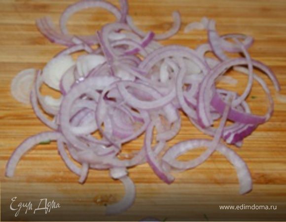 Лук нарезать полукольцами и добавить к салату.