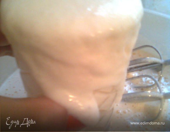 яйца взбить с сахарным песком до бела и добавить кефир( посыпав в стакан разрыхлитель)перемешивая