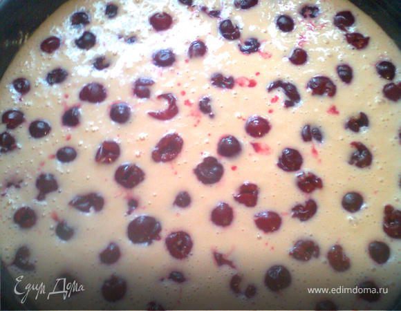 форму смазываем маслом и сыпим немного муки,выливаем тесто и укладываем вишни