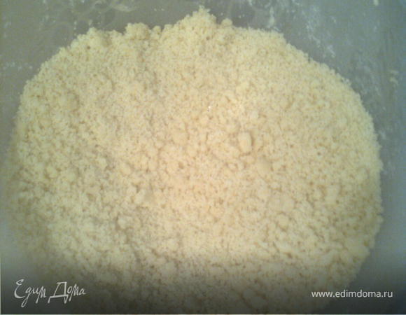 затем готовим шрейзер,все продукты вместе перемешиваю ,руками делаю крошки и сыплю на пирог,отправляю в печь