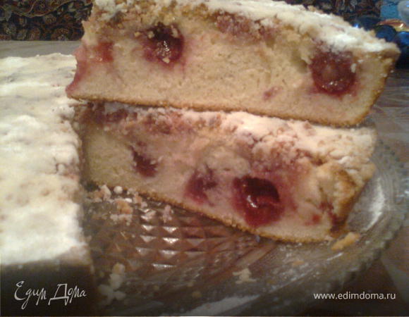 вынув пирог из печи,сначало выливаем потихоньку сироп,затем сахарную пудру.пирог готов))))