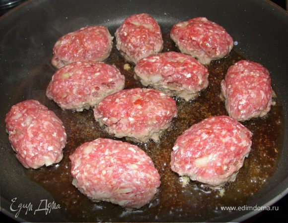 Чистим и мелко рубим лук. Смешиваем с фаршем, солим, перчим. Формируем люля-кебаб, эта такая удлиненная котлетка-колбаска.
Оставшийся лук чистим и режем полукольцами, заливаем уксусом, переминаем, добавляем травки по-вкусу.
