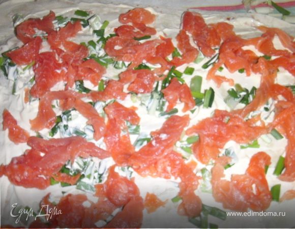 разложить соленую красную рыбку.