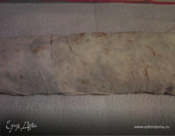 завернуть в рулет.положить в холодильник на 15мин.