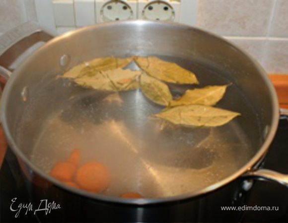 В кастрюлю налить воды, положить лавровый лист и морковь,нарезанную кружочками толщиной около 1 см. Кастрюлю поставить на огонь, и довести до кипения. Мясо промыть в холодной проточной воде, срезать ненужные пленки и жир.