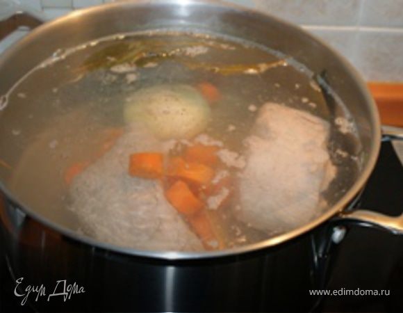 После закипания воду посолить и положить в кастрюлю одну очищенную луковицу целиком и мясо. Можно прыкрыть кастюлю крышкой. Через 1,5 часа выключить огонь, удалить из кастрюли луковицу и дать остыть (мясо остужается в бульоне).