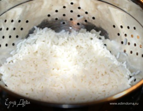 Положить рис в кастрюлю, залить 1 л воды. Воду посолить и варить 20-25 минут до готовности. Затем промыть рис холодной кипяченой или отфильтрованой водой.