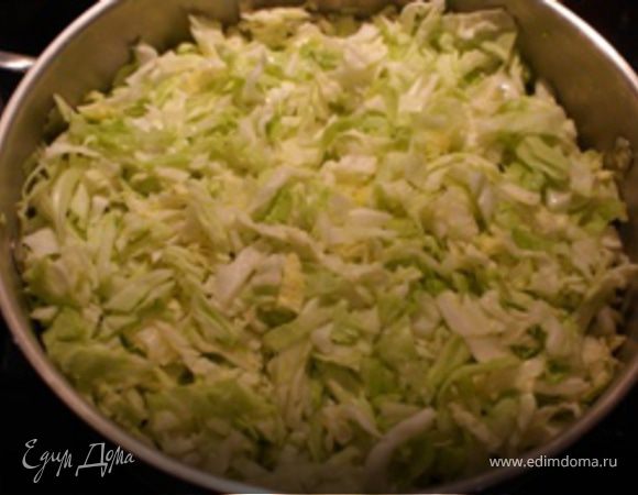 Капусту нарезать полосками шириной около 5-7 мм. Полоски нарезать покороче длиной 3 см. Положить в сотейник без масла. Посолить по вкусу, перемешать и немного помять капусту, чтобы потом капуста начала отдавать сок. Оставить на 5-10 минут. Затем поставить сотейник на огонь, добавить 1 половник бульона, в котором варилось мясо, и тушить при закрытой крышке на среднем огне. Капусту периодически помешивать. Если жидкость быстро выкипает можно добавлять бульон понемногу.