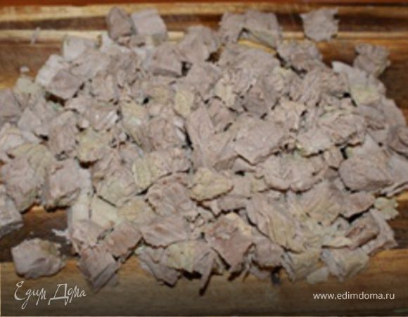 Одновременно, порезать остывшее мясо небольшими кубиками (7-10 мм).