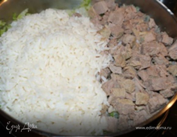 За 10 минут до готовности капусты (проверить, чтобы воды было минимальное количество) добавить в сотейник рис и мясо. Перемешать содержимое сотейника, накрыть крышкой и оставить на небольшом огне еще на 10 минут. Я тушу капусту подольше, чтобы она была совсем мягкая - так вкуснее получается.