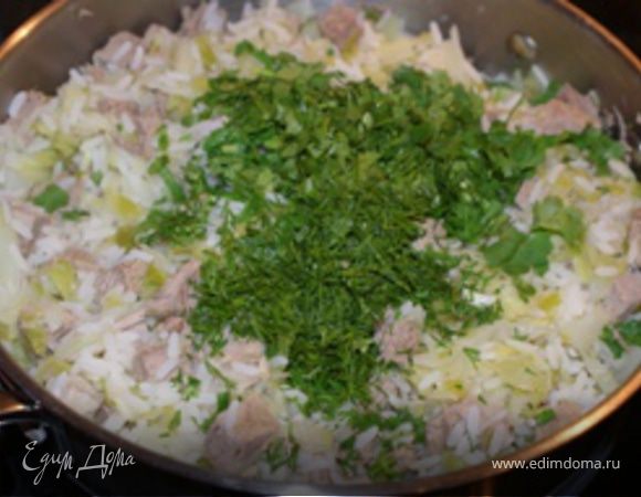 После этого выключить огонь, добавить мелко порубленную кинзу (по желанию), перемешать и оставить настаиваться под крышкой.