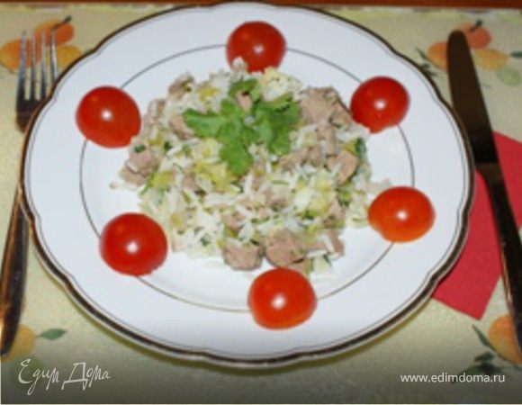 Через 20-30 минут блюдо готово. Выложить на тарелку, украсить и можно подавать на стол. А оставшийся от мяса бульон можно использовать для супа. Приятного аппетита!