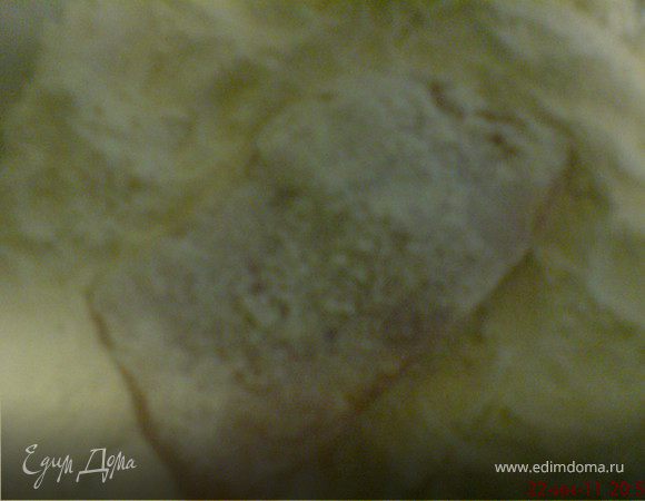 кусочки обвалять в муке и жарить на хорошо разогретом масле до корочки