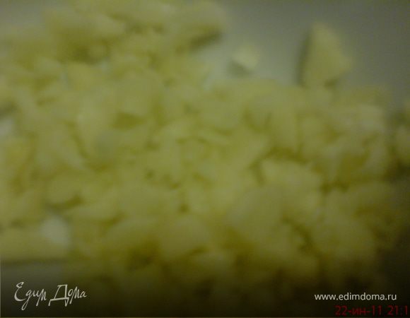 для соуса измельчить чеснок,  