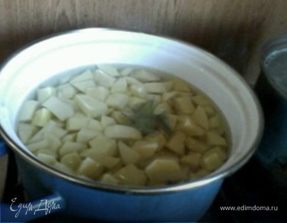 Картошку очистить, порезать на небольшие кусочки и поставить варить. Посолить и добавить лавровый листочек.
