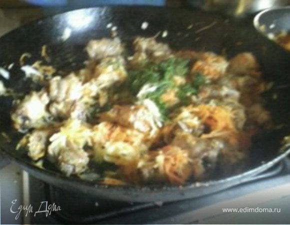 Шейки промыть, разрезать на 2-3 кусочка. Разогреть масло на сковороде и начать жарить шейки. Добавить туда порезанную луковицу, потрертую морковь и потертый кабачок. Посыпать специями - соль, перец, карри, травы - кто что любит и добавить порезанную зелень.